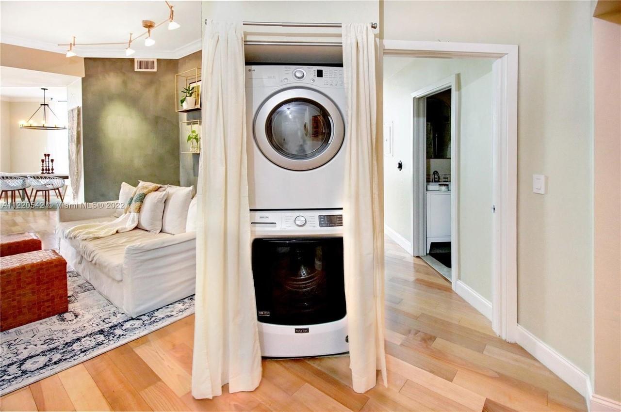 Las Olas By The River Con - Residential Lease