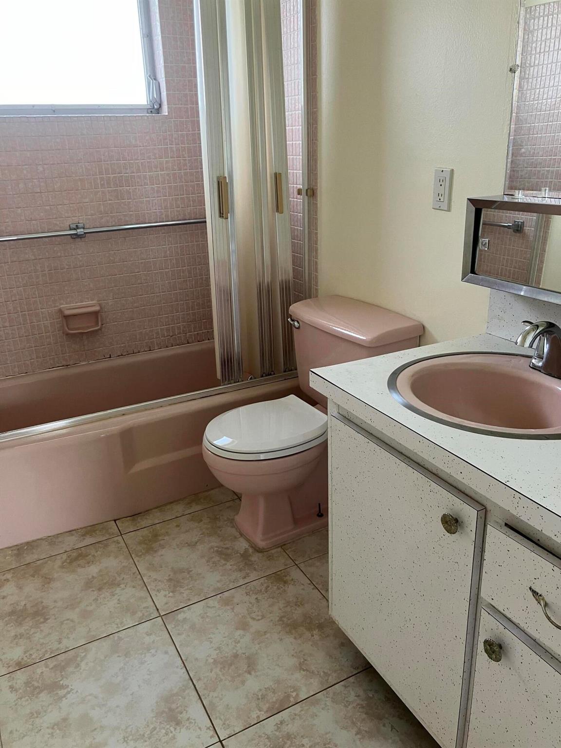 CRESTHAVEN VILLAS 5 CONDO - Residential