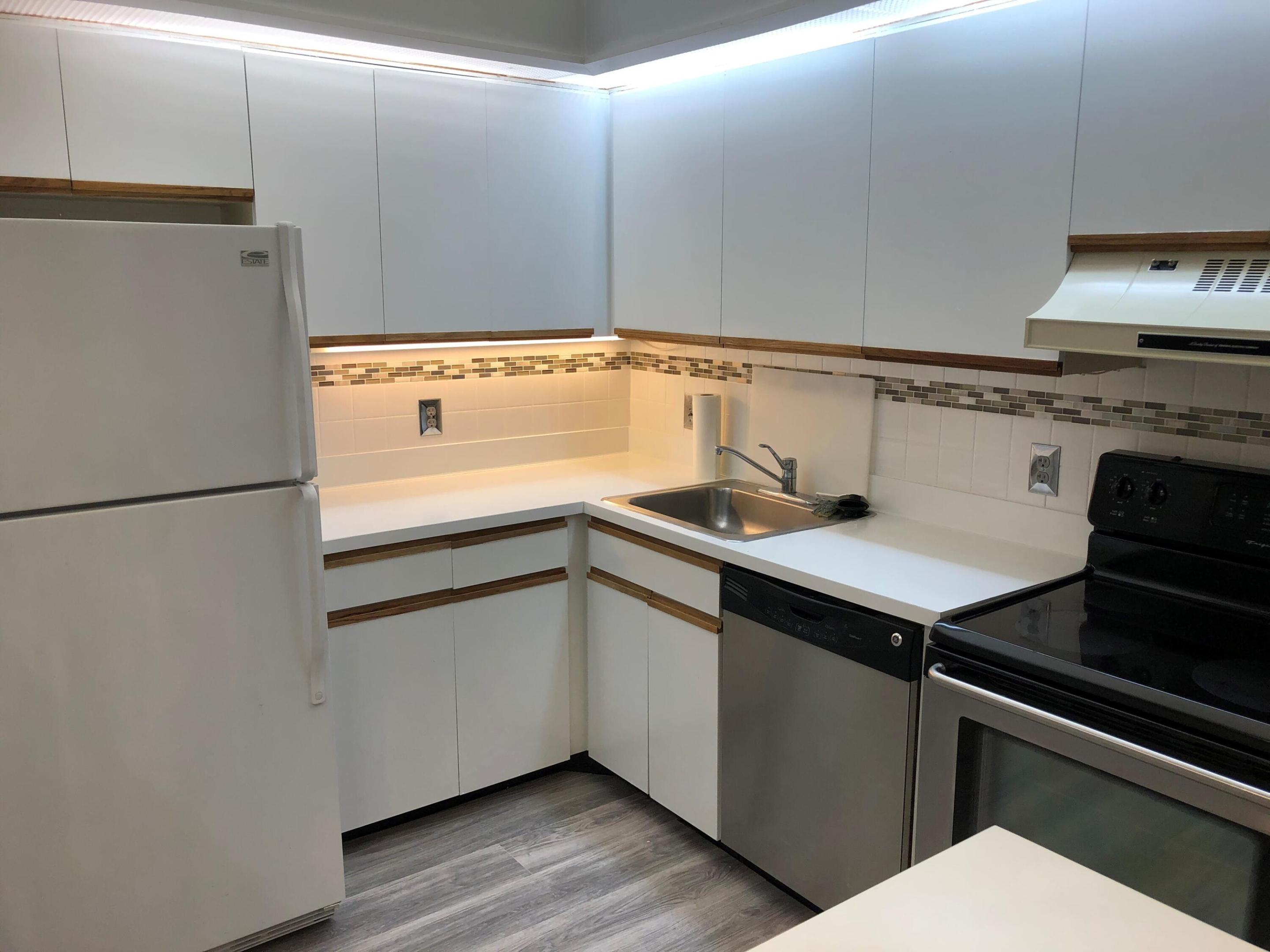 DUNBAR WOODS CONDO I II AND III IN OR4410P782, - Residential Lease