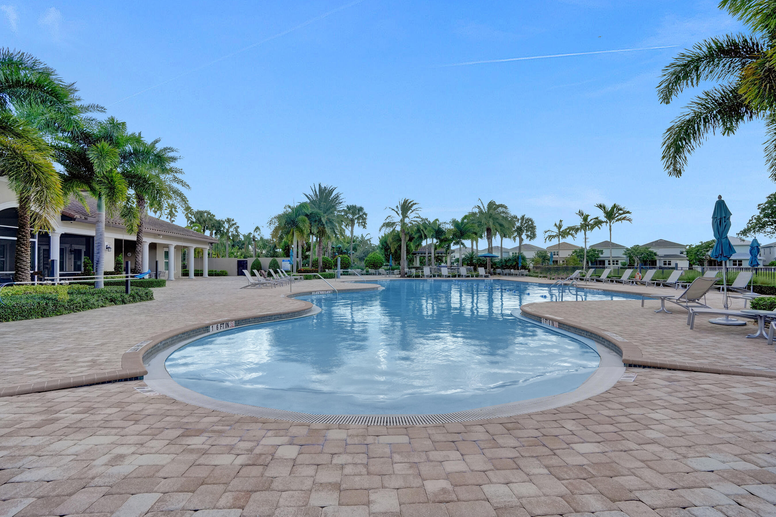 HILLCREST COUNTRY CLUB SOUTH - Residential Lease