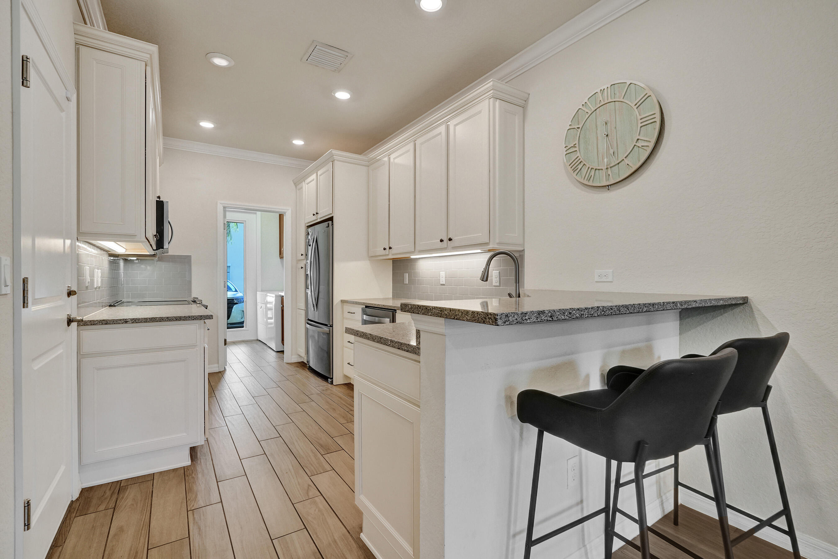 HILLCREST COUNTRY CLUB SOUTH - Residential Lease