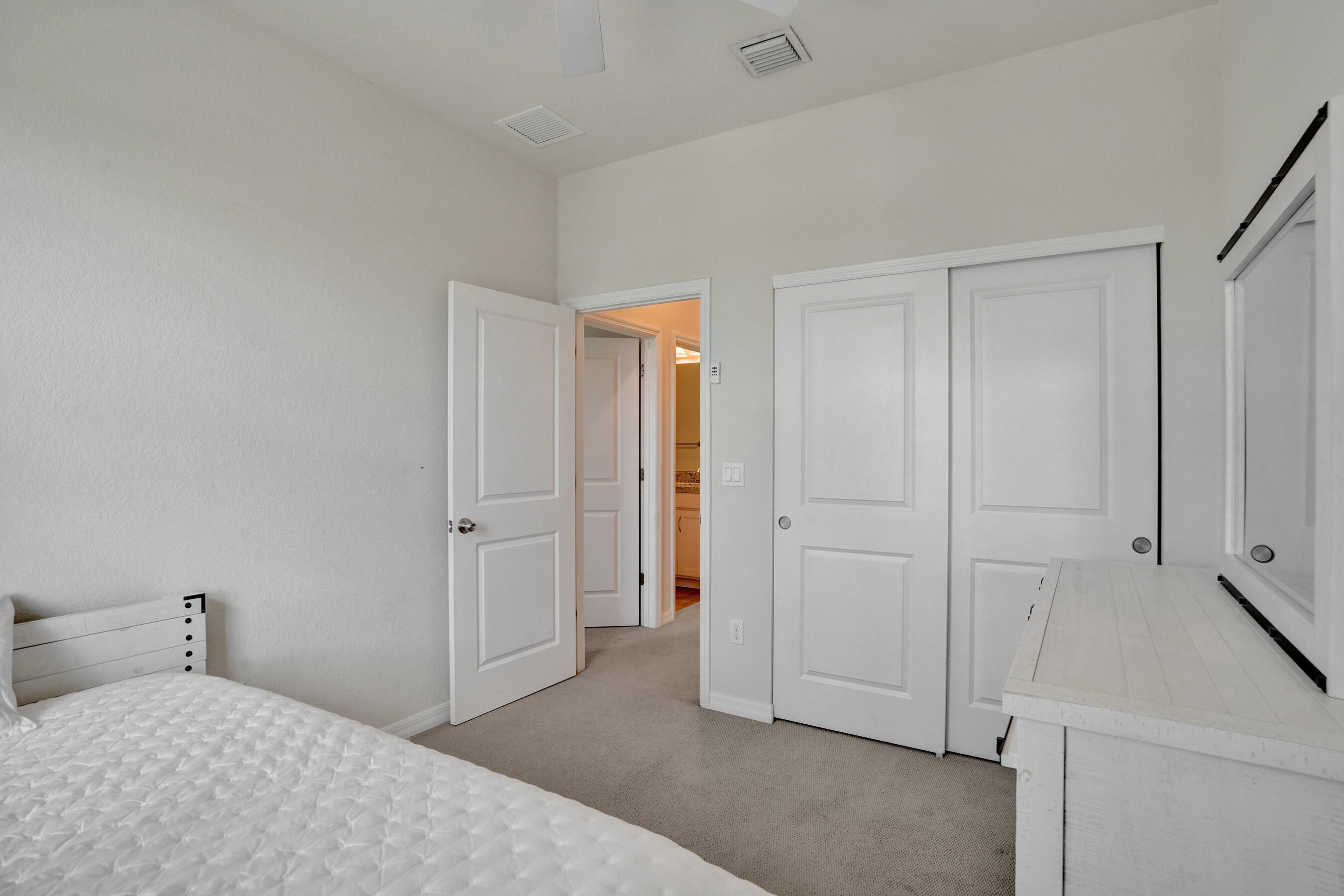 HILLCREST COUNTRY CLUB SOUTH - Residential Lease