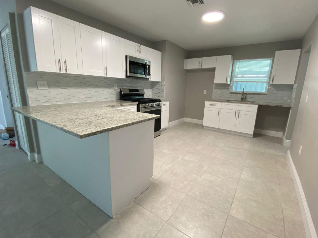 Photo of 9121 Bamboo Drive, Palm Beach Gardens, FL 33410 (MLS # B26050571)