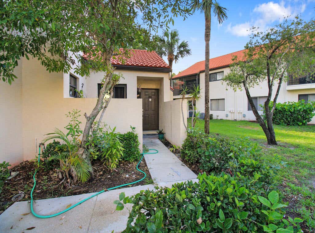 Photo of 9 Via De Casas Sur #104, Boynton Beach, FL 33426 (MLS # R10998673)