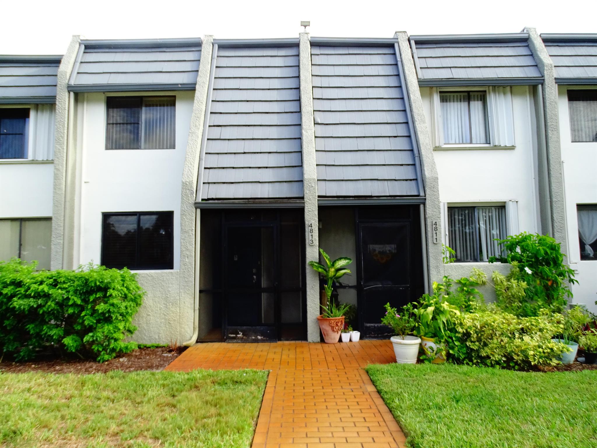 Stunning townhouse in a 55+ gated-community located near Fountains Country Club. This beautifully updated 2 bedroom one and a half baths with a large kitchen, ceiling fans, and lots of natural light. There are stainless steel appliances, granite counters and it is conveniently located near the gate for easy access. Florida Turnpike, I-95, golf courses, shopping centers, hospitals, and top dining.Water, cable, internet, INCLUDED! Pay only electricity! Amazing view from family room!