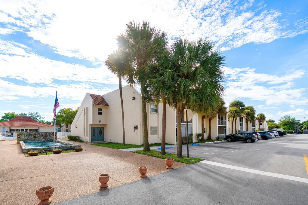 Photo of 1428 SE 4th Avenue, Deerfield Beach, FL 33441 (MLS # B26086153)