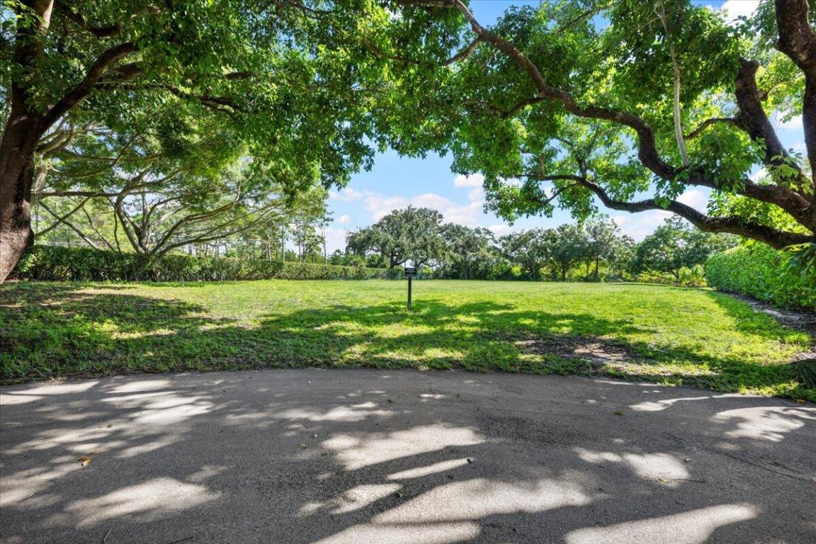 HERITAGE OAKS - Land