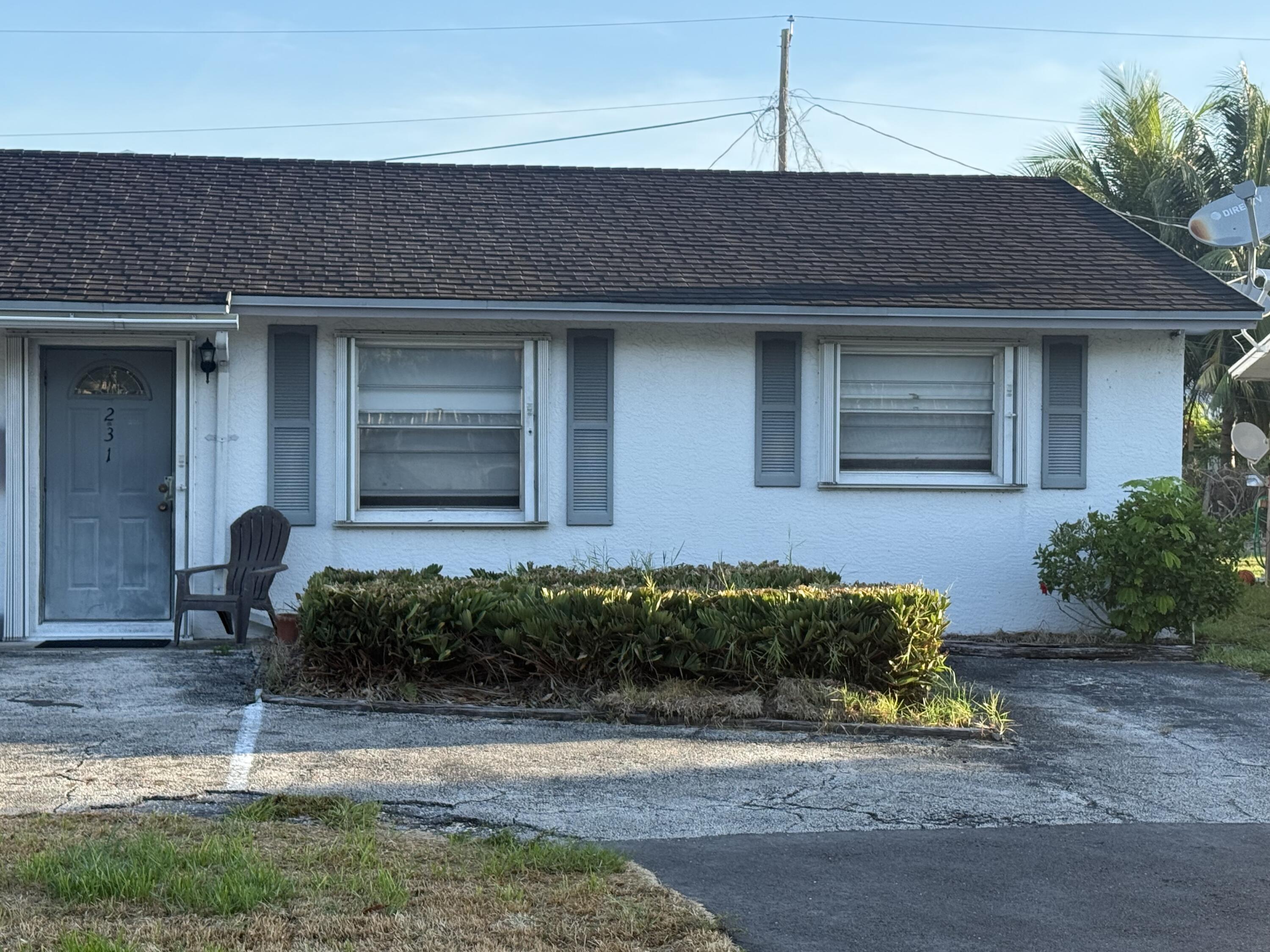 Quaint rental available in the heart of Jupiter. 2 bedrooms and 1 bathroom villa with a privacy fenced in backyard.