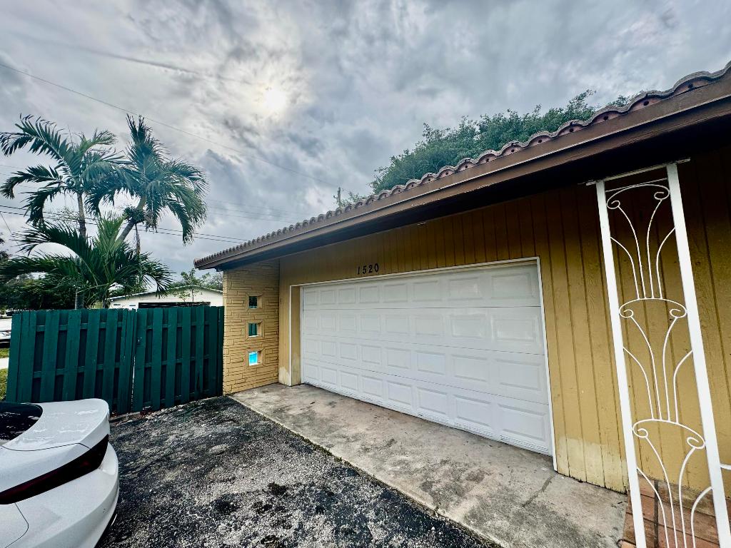 HOLLYWOOD PARK - Residential Lease