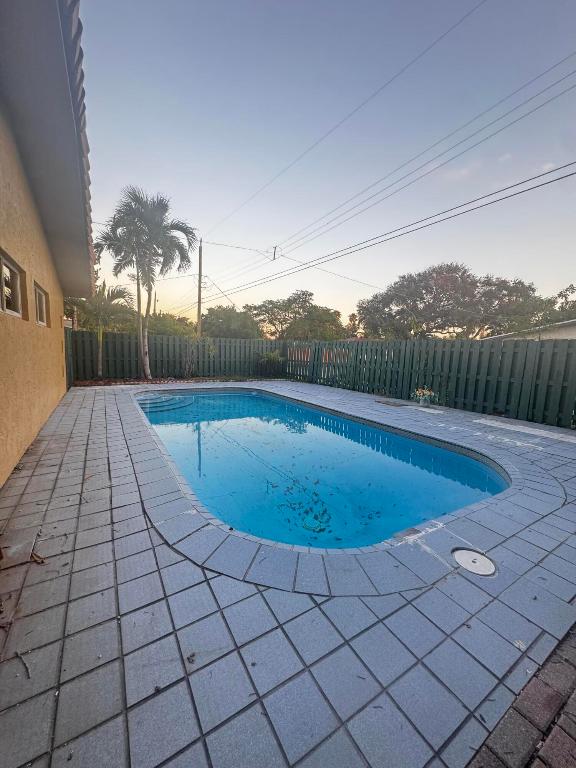 HOLLYWOOD PARK - Residential Lease