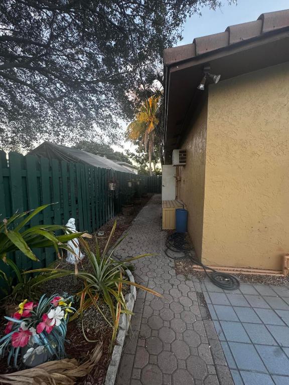 HOLLYWOOD PARK - Residential Lease