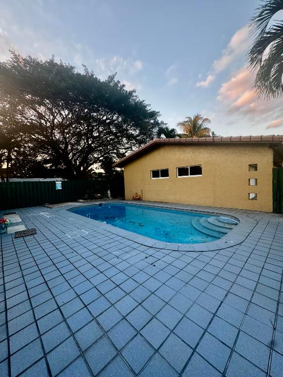 HOLLYWOOD PARK - Residential Lease