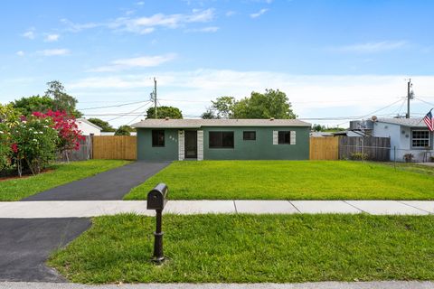 Photo of 321 NE 59th Street, Oakland Park, FL 33334 (MLS # B26039201)