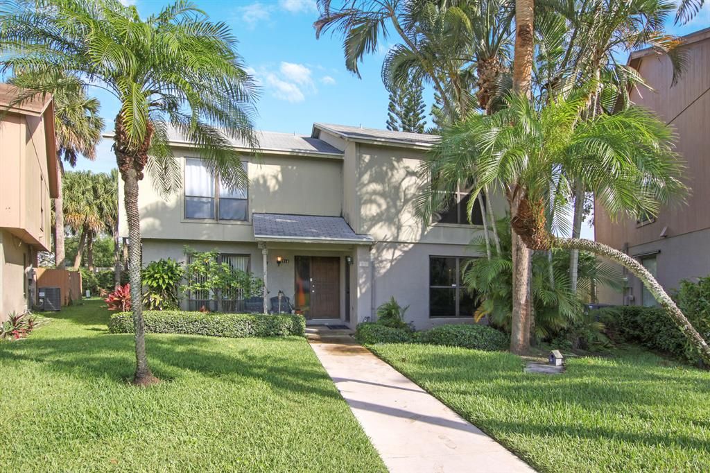 Photo of 313 Sandtree Drive Dr, Palm Beach Gardens, FL 33403 (MLS # R10805326)