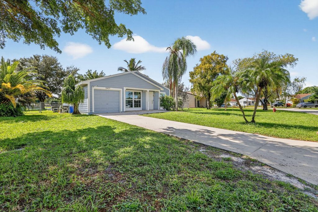 Photo of 5431 Courtney Circle, Boynton Beach, FL 33472 (MLS # R11133000)