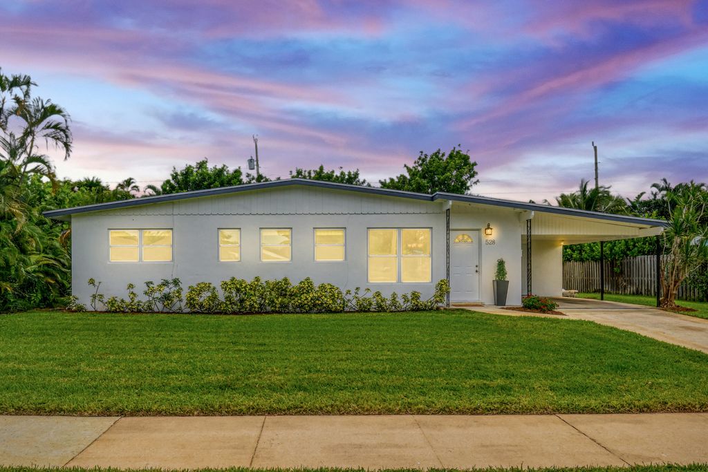 Photo of 528 Kingfish Road, North Palm Beach, FL 33408 (MLS # R11016721)