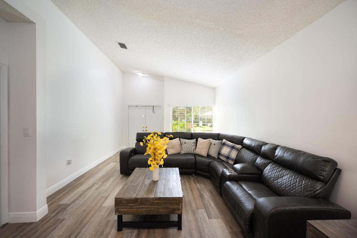 CRYSTAL POINTE - Residential