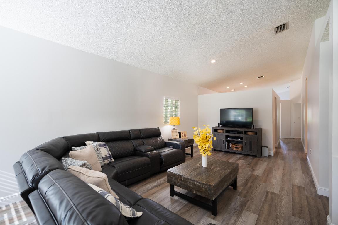 CRYSTAL POINTE - Residential