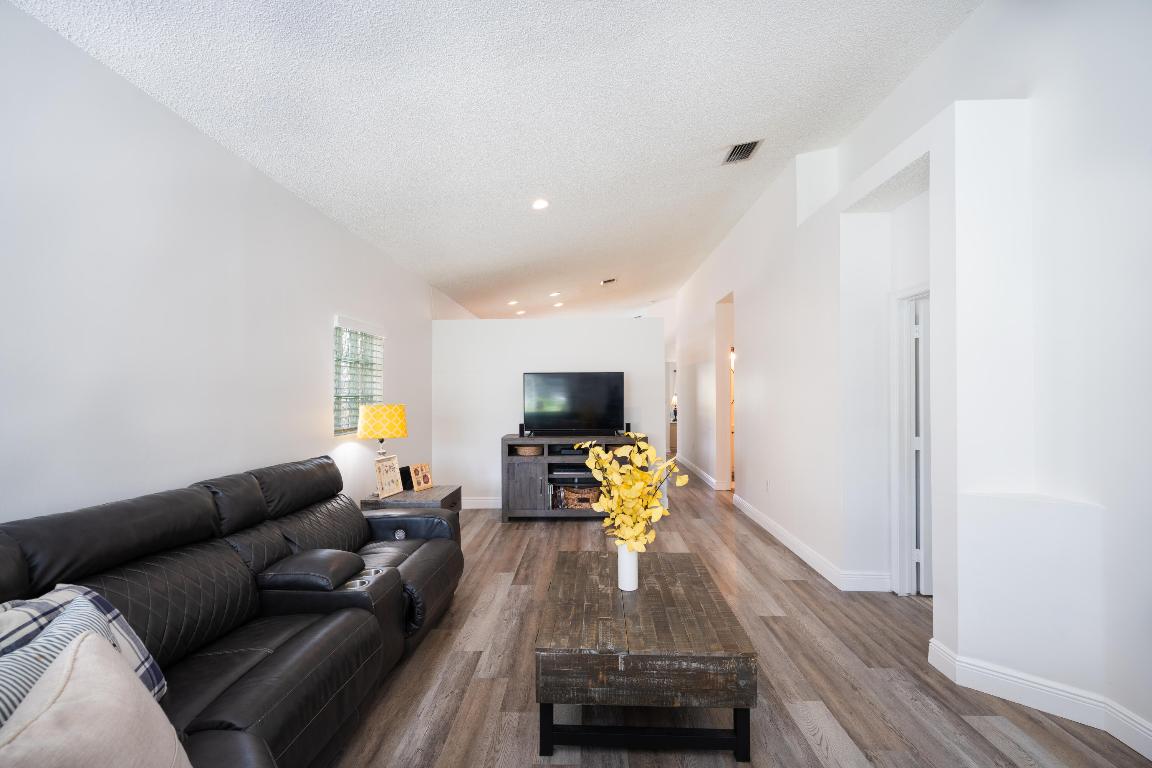 CRYSTAL POINTE - Residential