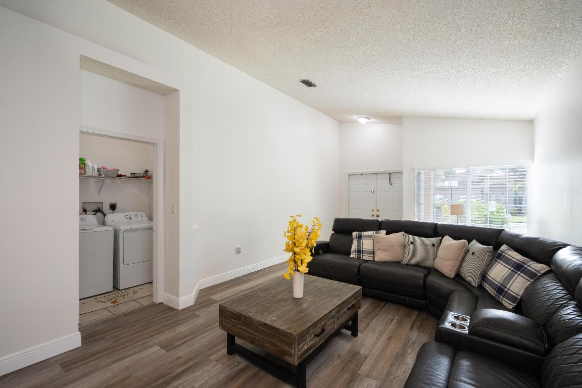 CRYSTAL POINTE - Residential