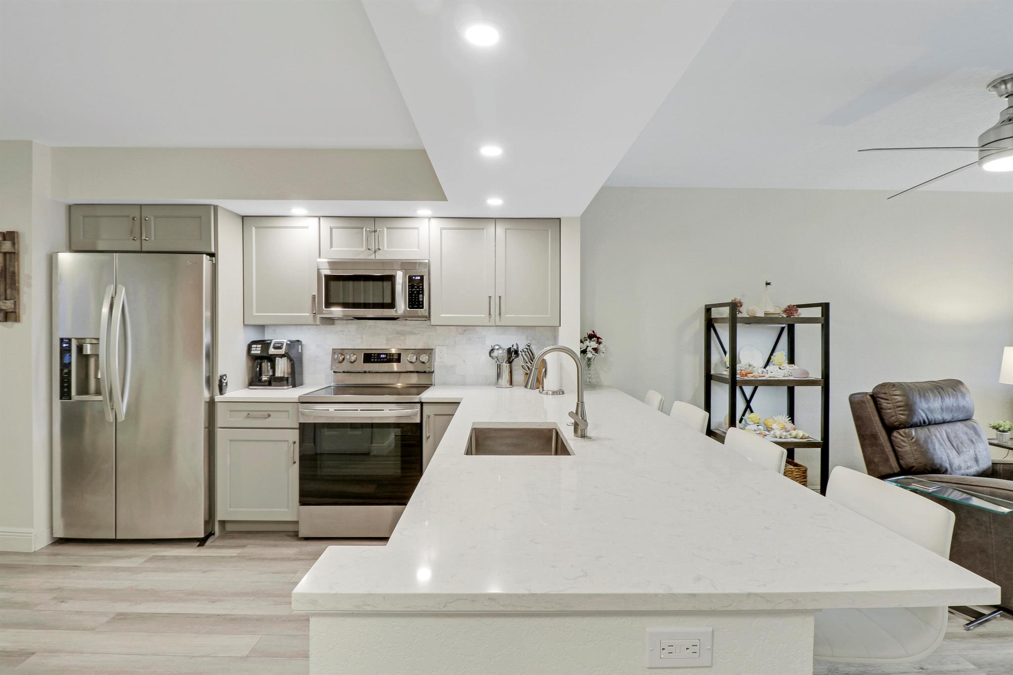 112 Bay Colony Drive N