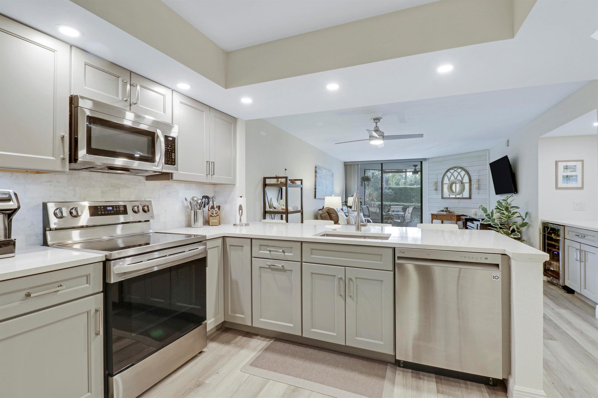 112 Bay Colony Drive N