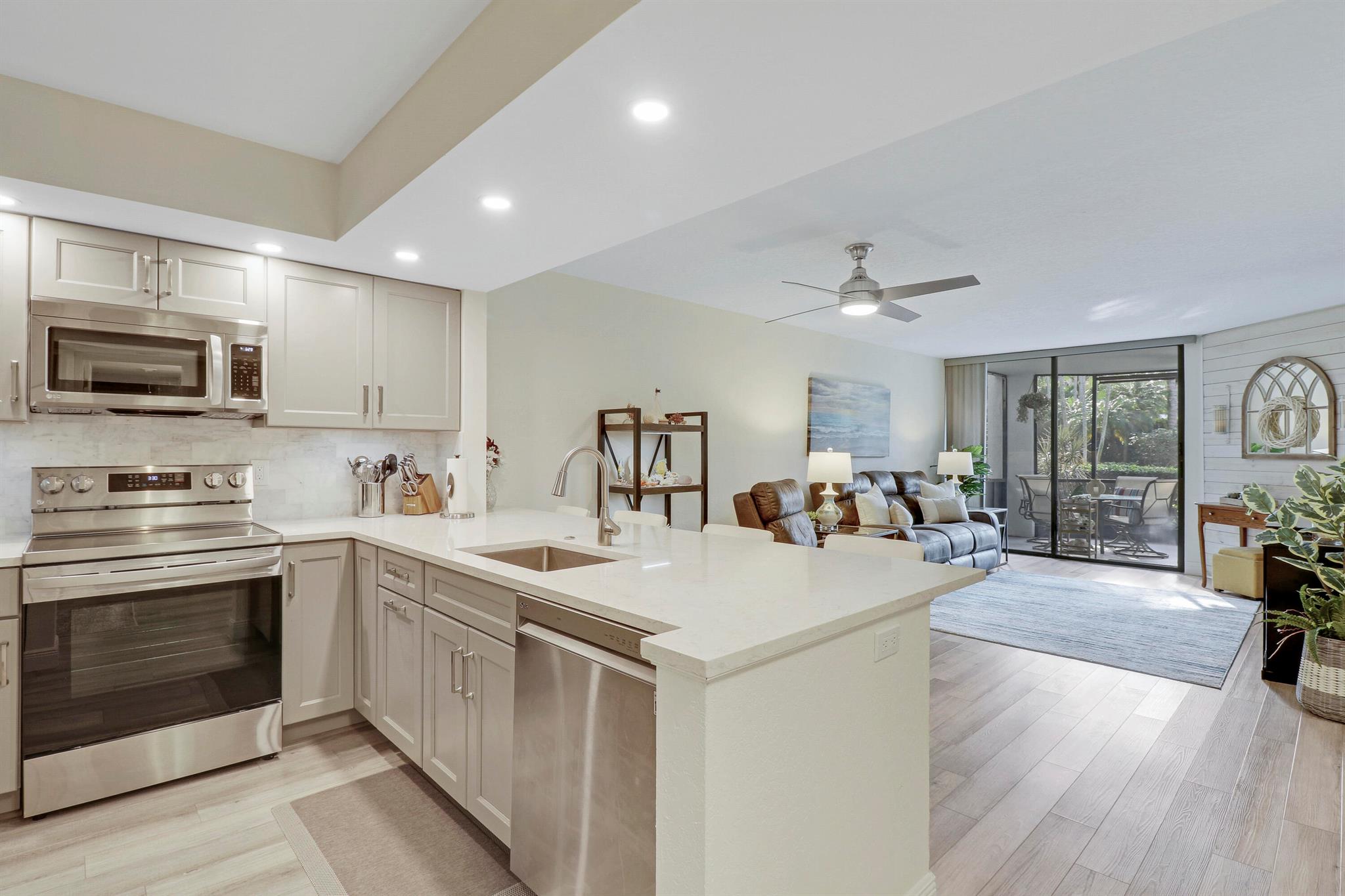 112 Bay Colony Drive N