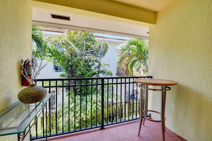 PALM SQUARE - Residential Lease