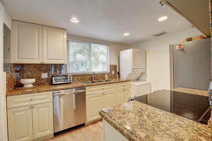 PALM SQUARE - Residential Lease