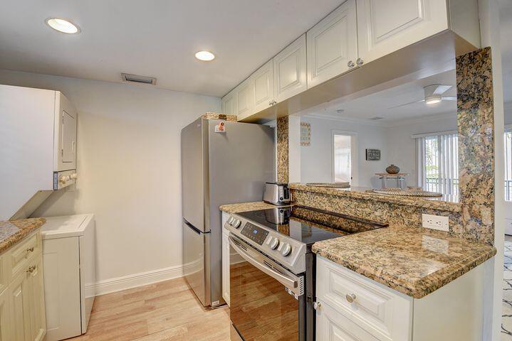 PALM SQUARE - Residential Lease