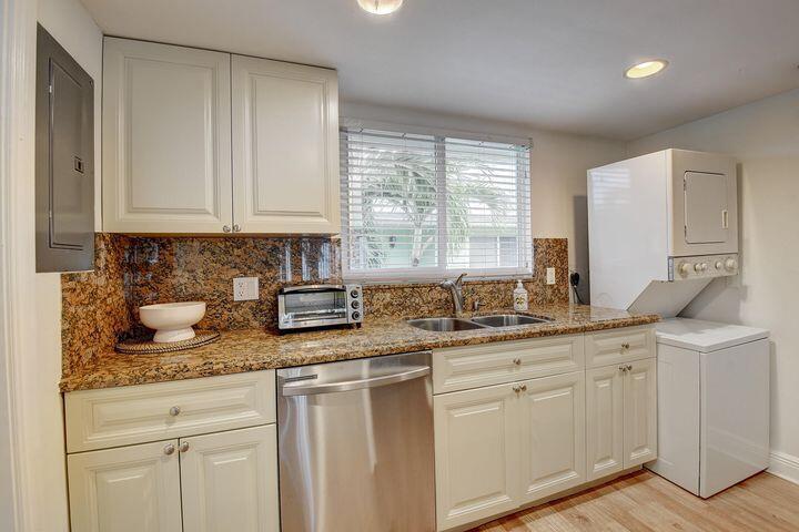 PALM SQUARE - Residential Lease