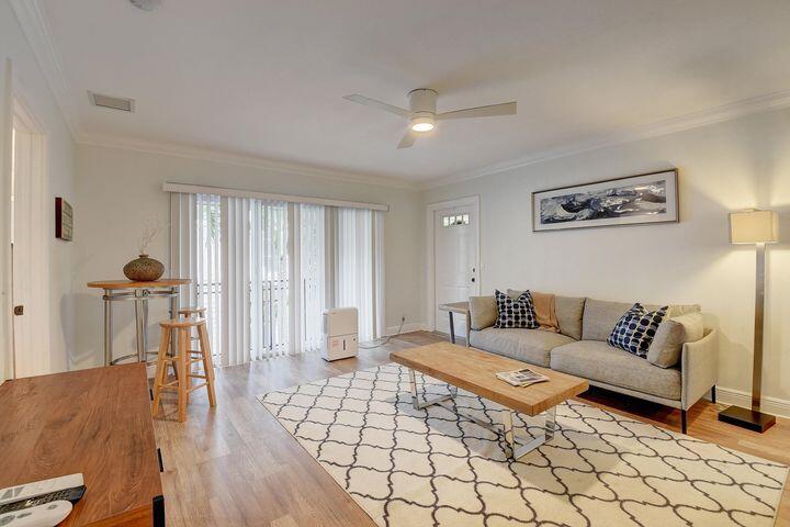 PALM SQUARE - Residential Lease