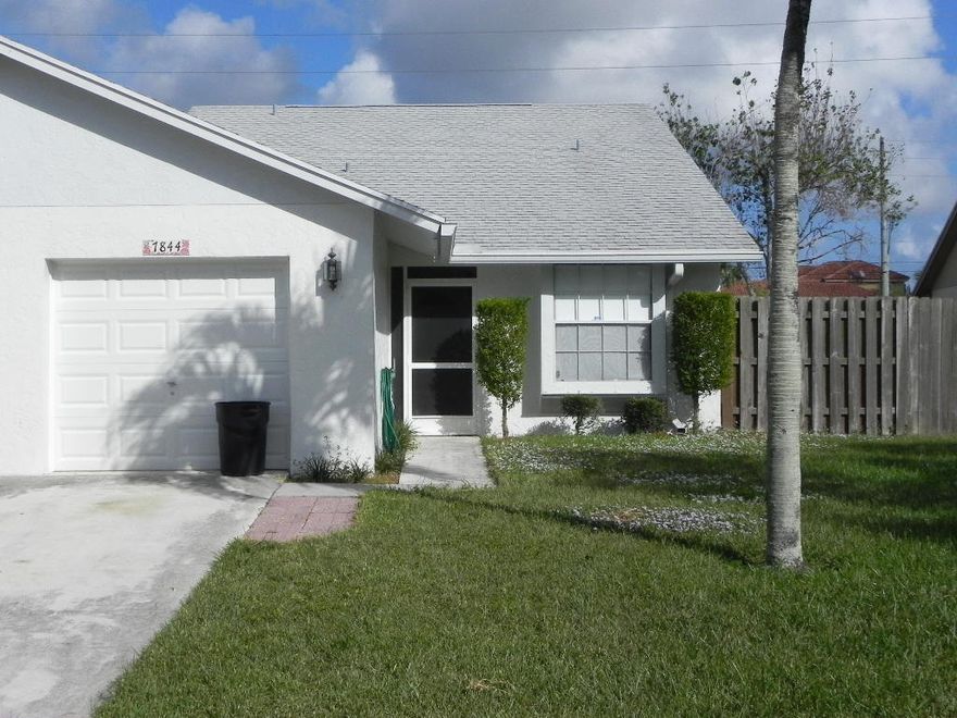 Beautiful villa, renovated few years back  with 3 bedrooms, 2 bathrooms, 1 car garage, porch and backyard. Interior with neutral colors, updated bathrooms, white kitchen appliances and washer dryer within unit. French door leading to porch and fenced back yard. Close distances to good schools (bus stop in front of community), very close to grocery shopping center... etc