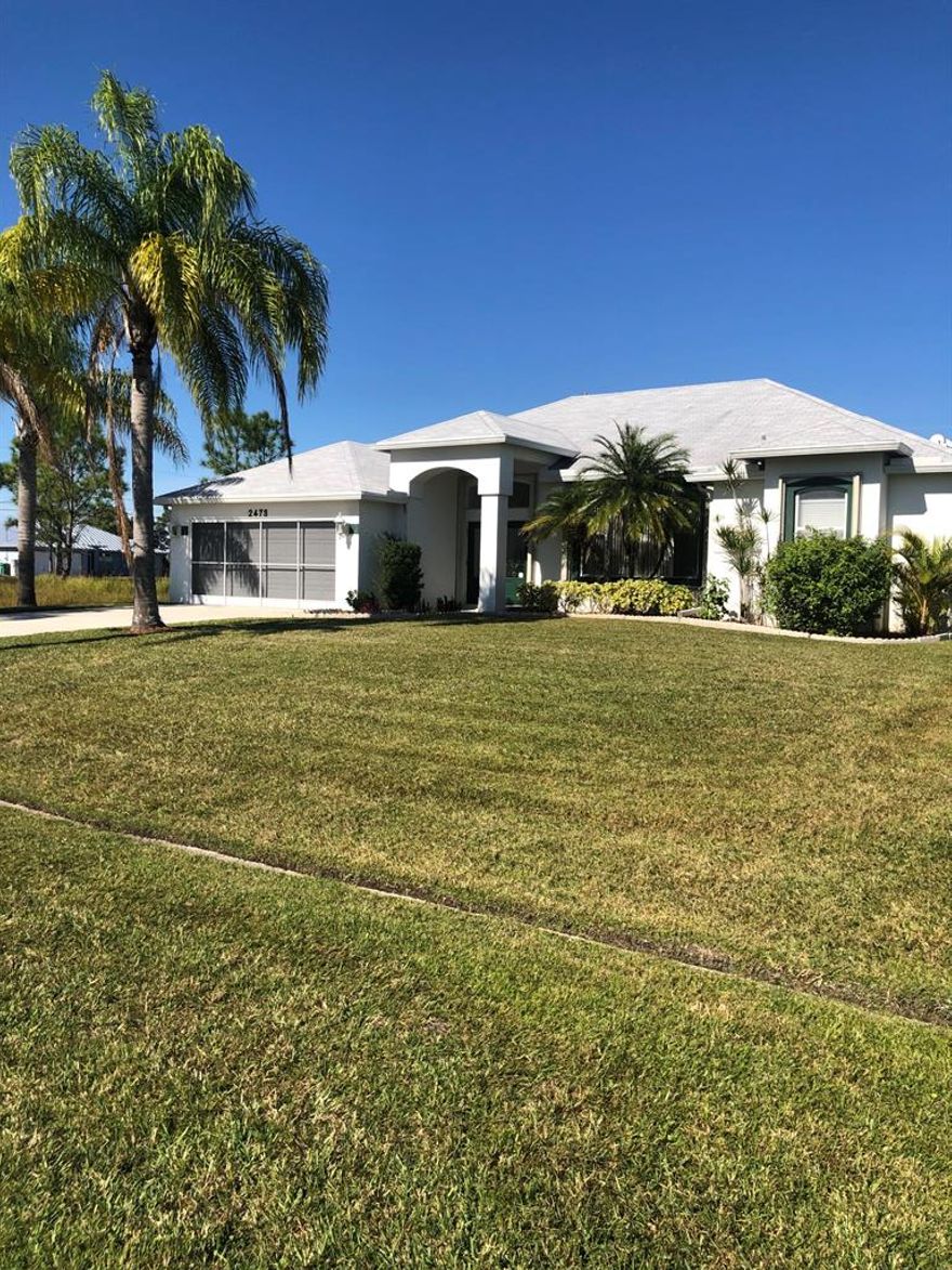 LARGE BEAUTIFUL HOME LOCATED CLOSE TO TRADITION AND I-95.   CERAMIC TILE IN THE LIVING AREA AND BERBER CARPET IN ALL THE BEDROOMS.   LARGE SCREENED IN BACK PATIO WITH PASS THROUGH WINDOW.  HOME HAS LIVING ROOM, FORMAL DINING ROOM, FAMILY AND EAT-IN KITCHEN AREA.  LAWN SERVICE AND INTERNET IS INCLUDED.