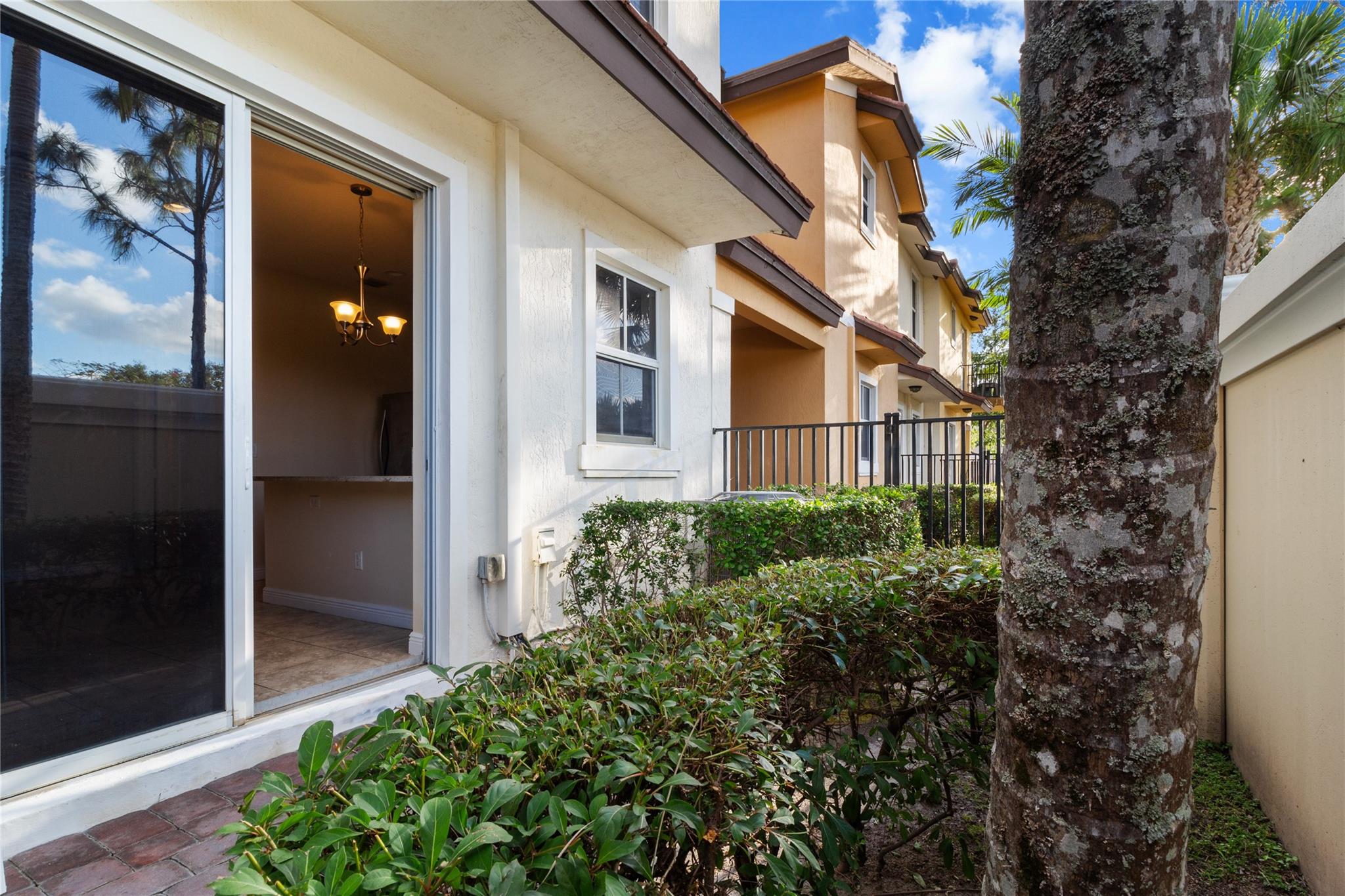 5150 HILLSBORO - Residential Lease