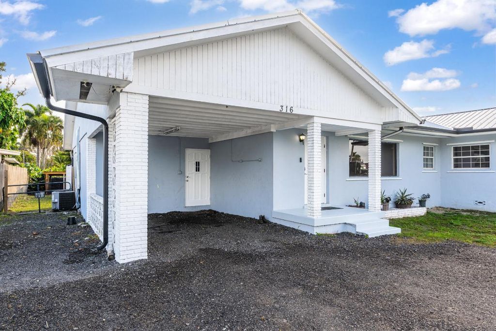 Photo of 316 NW Avenue Ave E, Belle Glade, FL 33430 (MLS # R11146576)