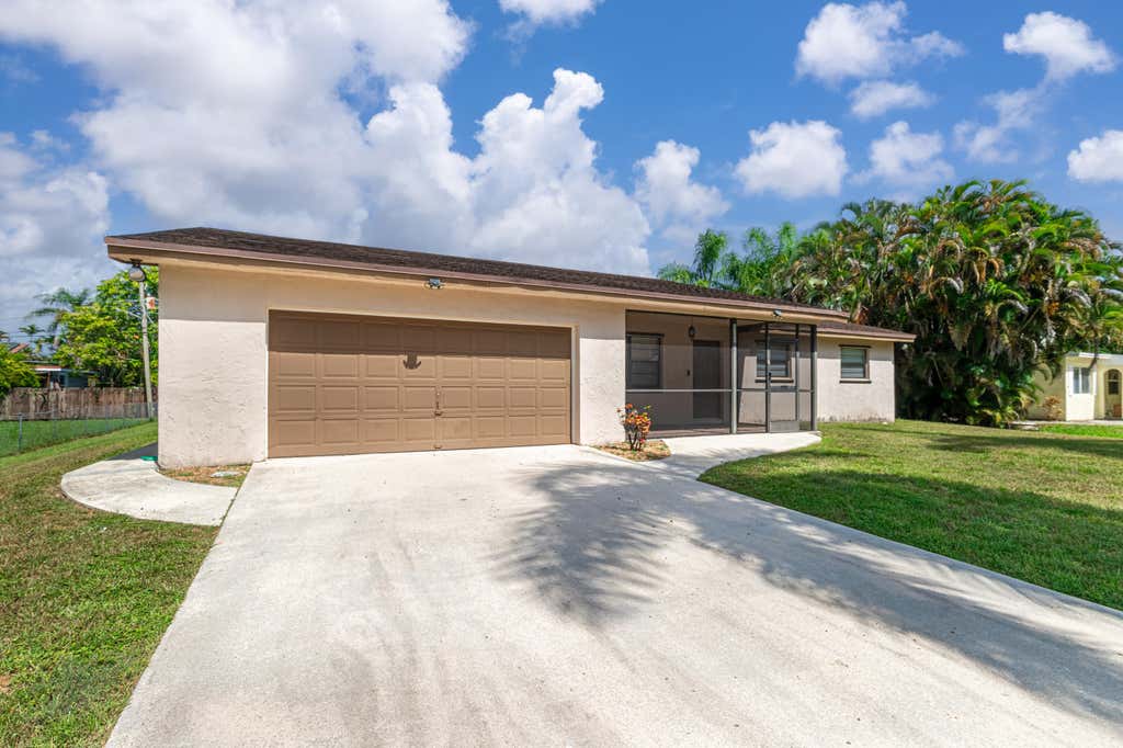 Photo of 4340 SW 74th Avenue, Davie, FL 33314 (MLS # B26065654)