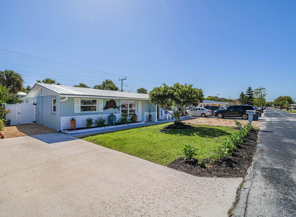 Photo of 113 SE Sailfish Lane, Stuart, FL 34996 (MLS # R11077290)