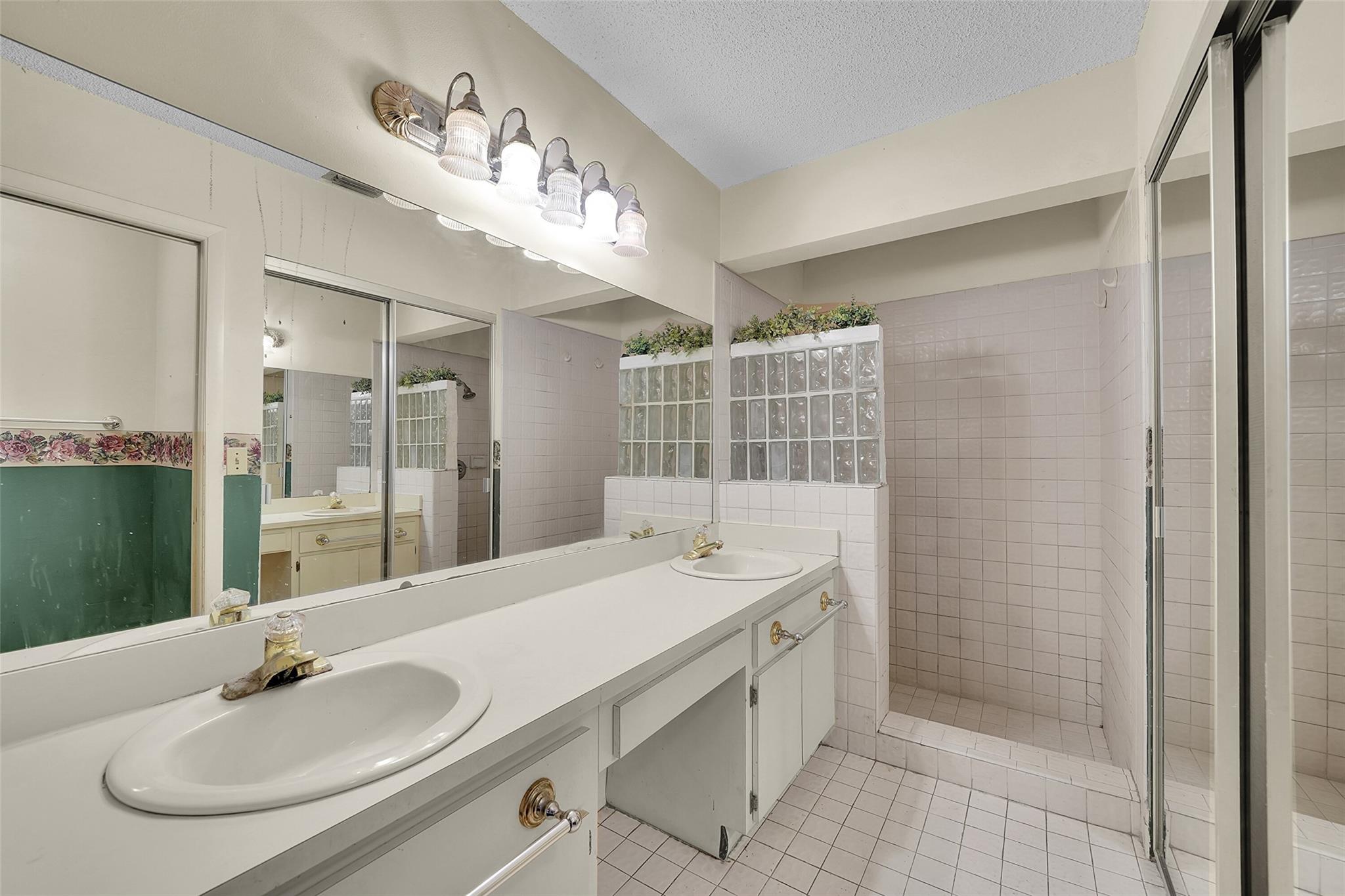 Falcons Lea 128-6 B - Residential