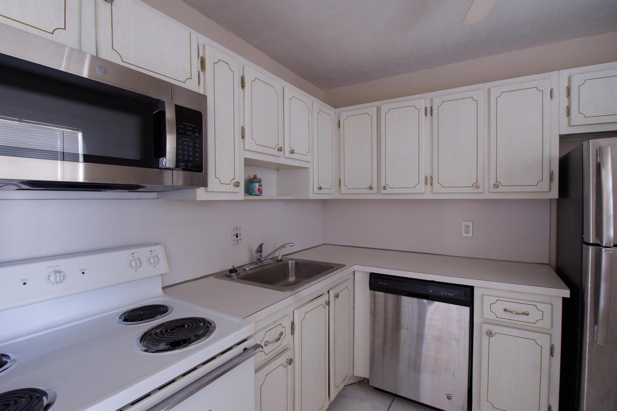 VILLAGE ROYALE CONDO 8 - Residential