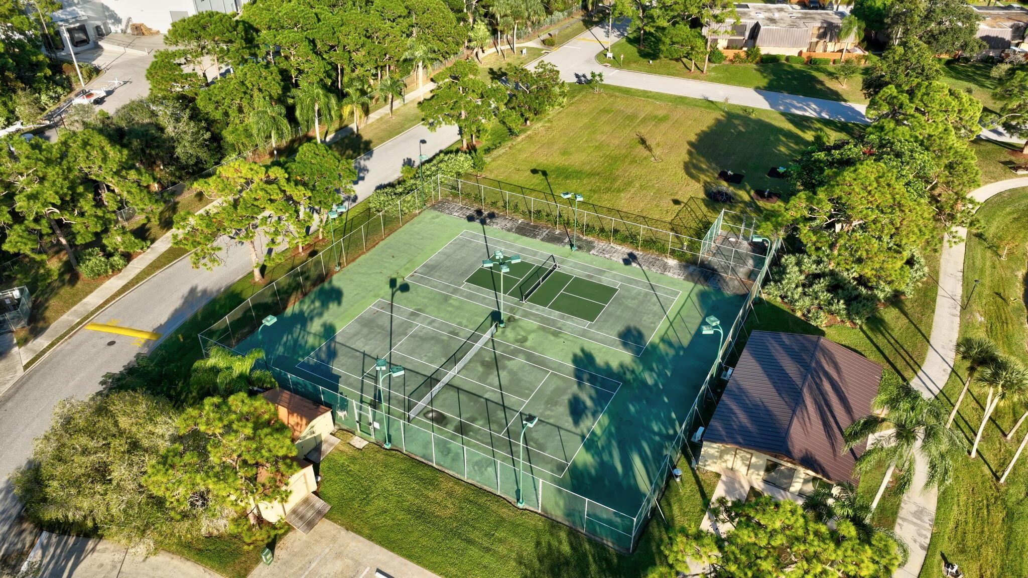 EMERALD LAKES - Residential