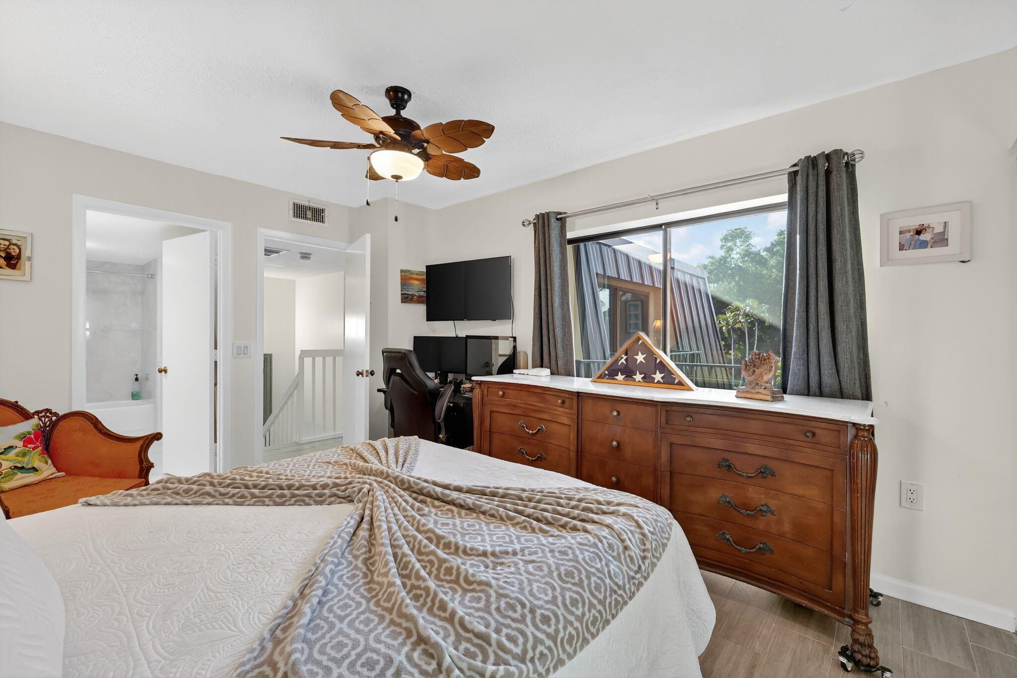 EMERALD LAKES - Residential