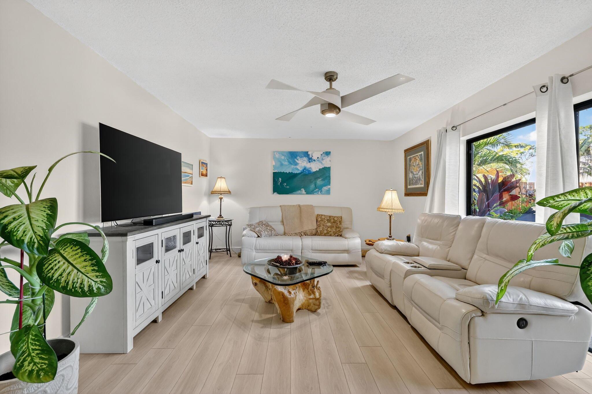 EMERALD LAKES - Residential