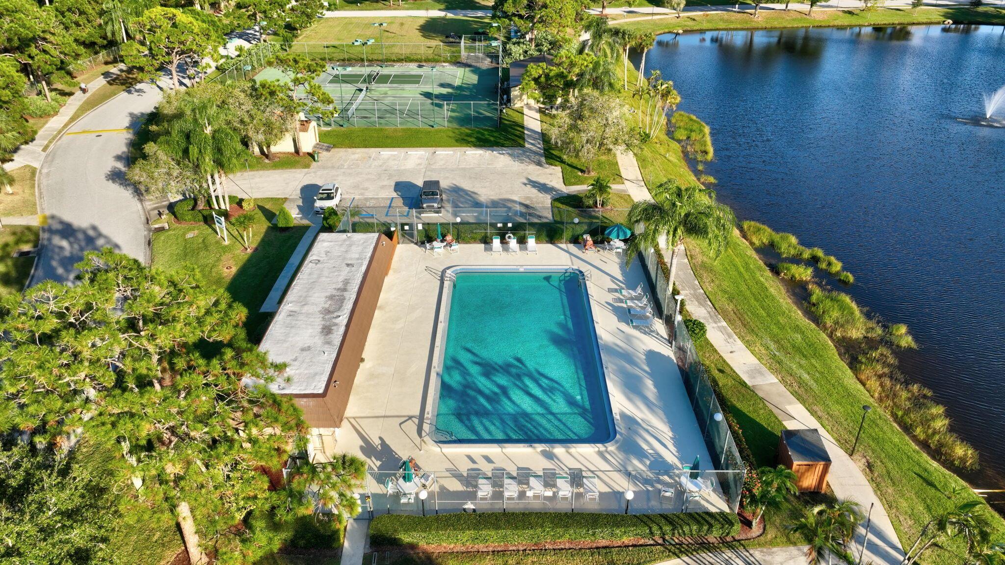 EMERALD LAKES - Residential