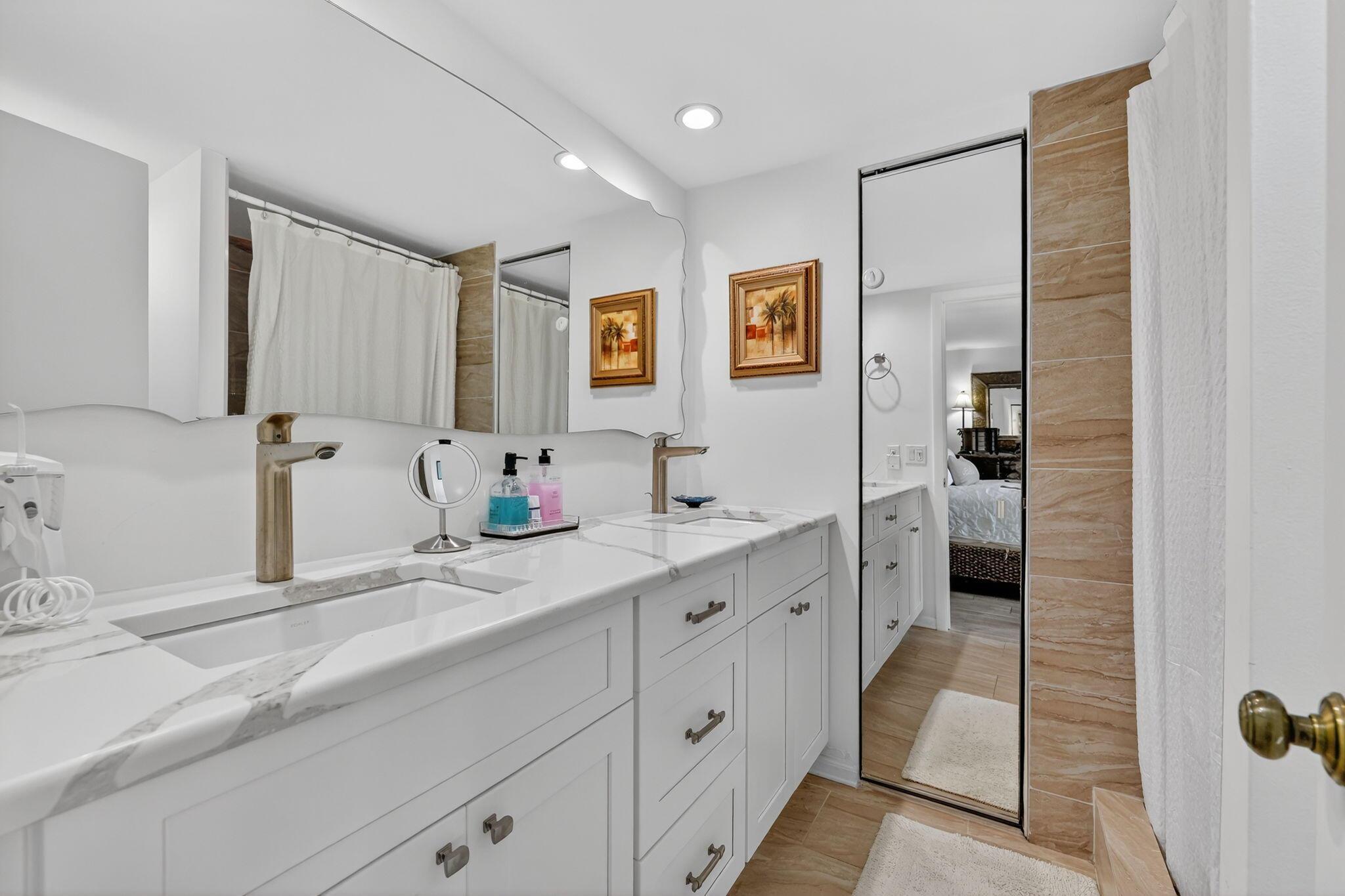 EMERALD LAKES - Residential