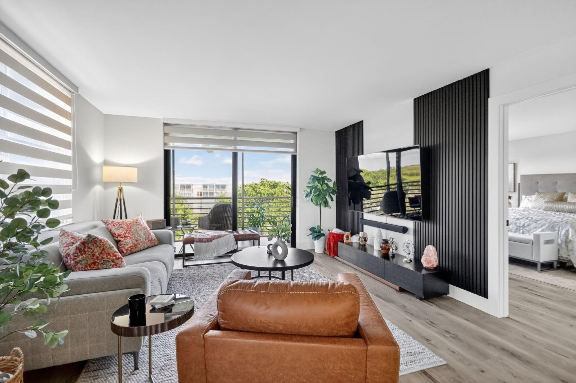 COLONY POINT - Residential