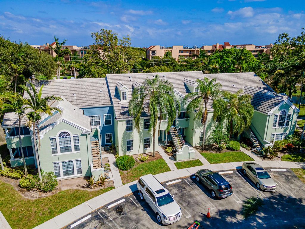 Photo of 1020 Crystal Way #H, Delray Beach, FL 33444 (MLS # R10928344)