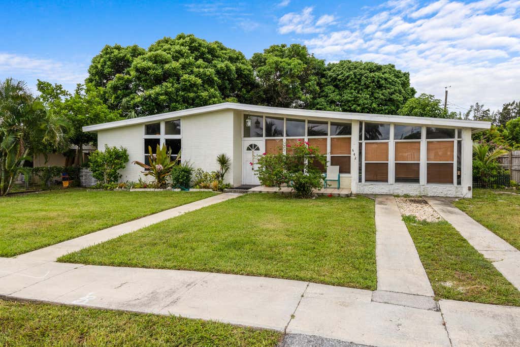 Photo of 642 W OCEAN AVE, Boynton Beach, FL 33426 (MLS # B26064845)
