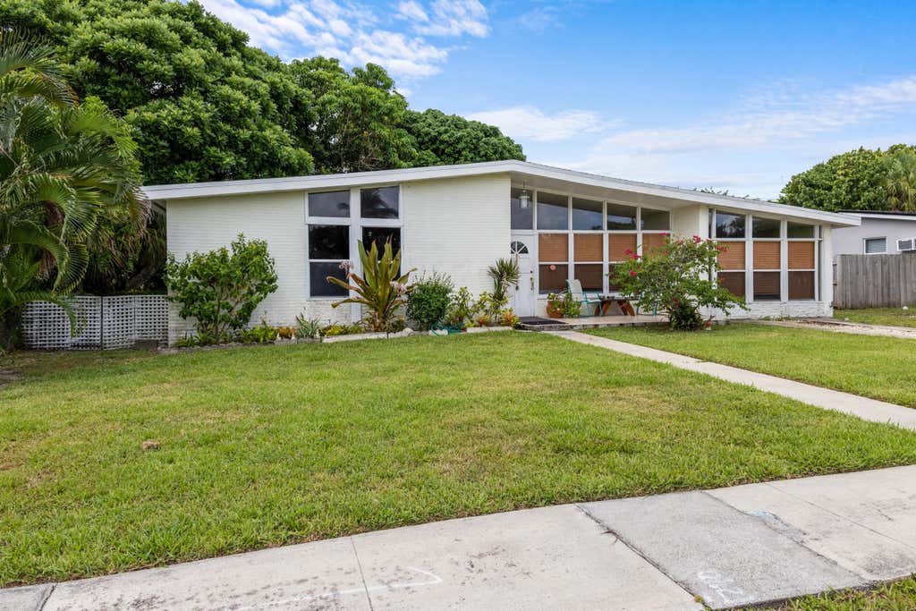 Photo of 642 W OCEAN AVE, Boynton Beach, FL 33426 (MLS # B26064845)