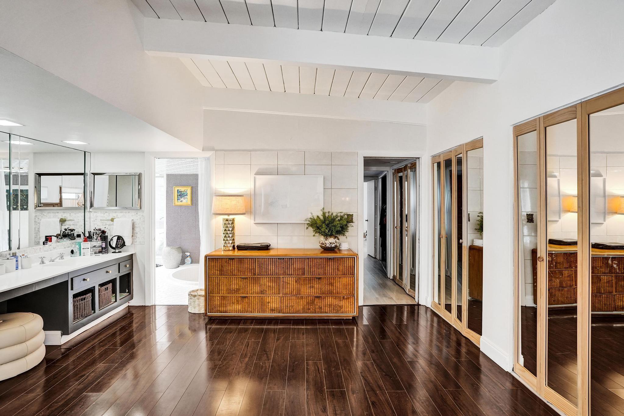 Hollywood Hills 6-22 B - Residential